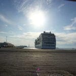 Kreuzfahrtschiff verlässt den Hafen von Bari