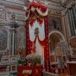 Prunkvolle Vorhänge der Kirche Santa Maria del Pozzo