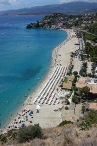 Der Strand unterhalb einer itlienischen Steilküste