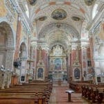 pastellfarbene Kirche