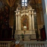 Ein kleiner Seitenaltar in der Kathedrale von Udine