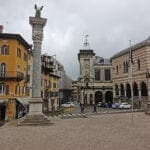 Freiheitsplatz mit Siegessäule in Udine