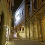 Innenstadt von Udine bei Nacht