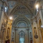 Kunstvoll gestaltetes Deckengewälbe einer Kirche in Udine