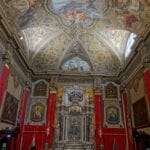 Kunstvolle Deckenmalerei einer Kirche in Udine