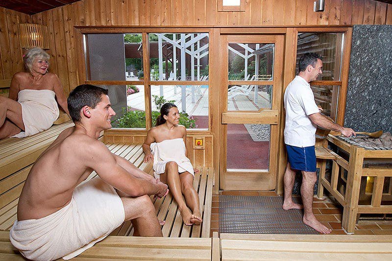 Professionelle Saunaaufgüsse machen den Besuch in der Paracelsustherme zu einem besonderen Erlebnis (Foto ©by Paracelsus-Therme Bad Liebenzell)
