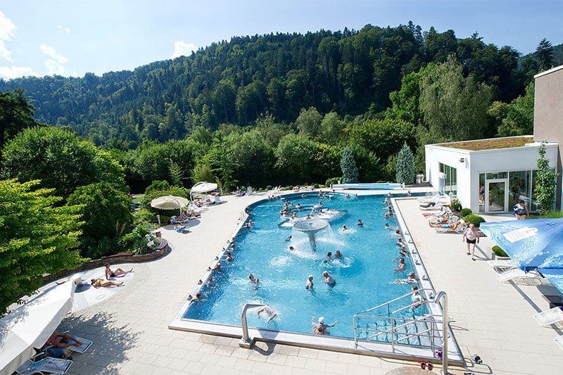 Schwimmen im Freibereich der Paracelsustherme (Foto ©by Paracelsus-Therme Bad Liebenzell)