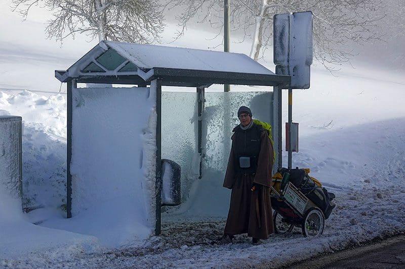 Franz Bujor an eienr verschneiten Bushaltestelle: Doch lieber mit dem Bus weiter?