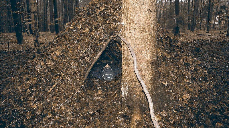 Die Schlafsäcke werden nach wenigen Tagen durch eine Laubhütte ersetzt. Stück für Stück nähern wir uns so immer mehr einem komplett autarken Leben in der Wildnis an.