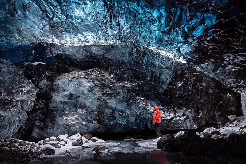 Erforschen einer Eishöhle