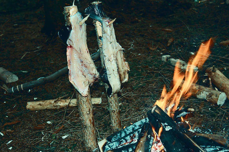 Fisch-am-offenen-Feuer-dörren