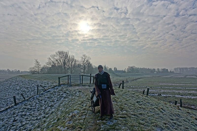 Franz Bujor bei der Wanderung über gefrorene Wiesen