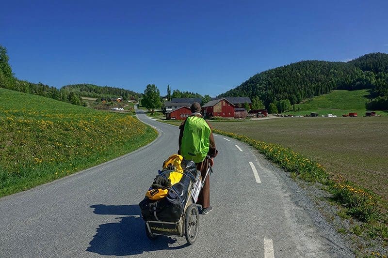 Franz Bujor wandert auf Schwedens Straßen