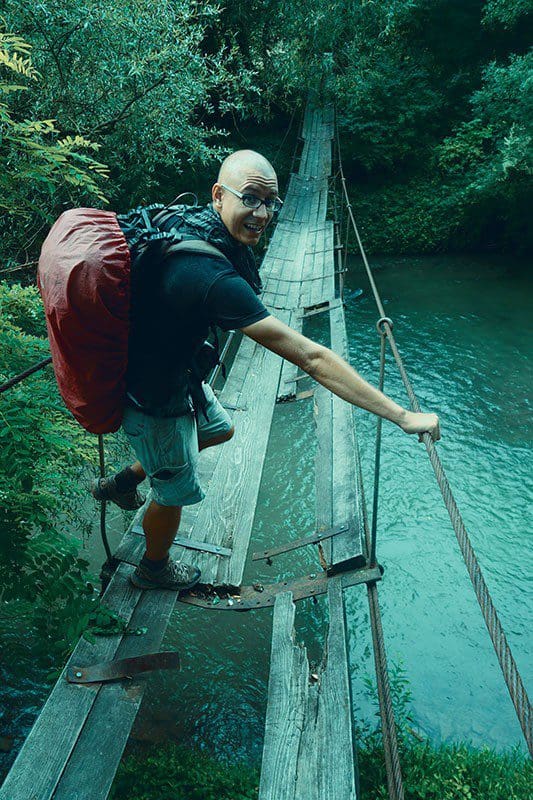 Franz Bujor überquert eine gefährliche marrode Hängebrücke