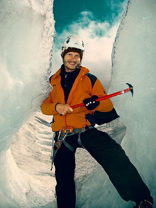 Heiko Gärtner erforscht einen Gletscher mit einer Hacke