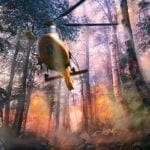 Einsatz beim Waldbrand: Bergretter Heiko Gärtner seilt sich von einem Helikopter ab.