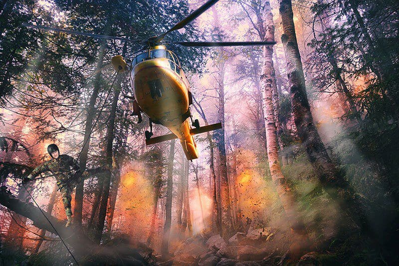 Einsatz beim Waldbrand: Bergretter Heiko Gärtner seilt sich von einem Helikopter ab.