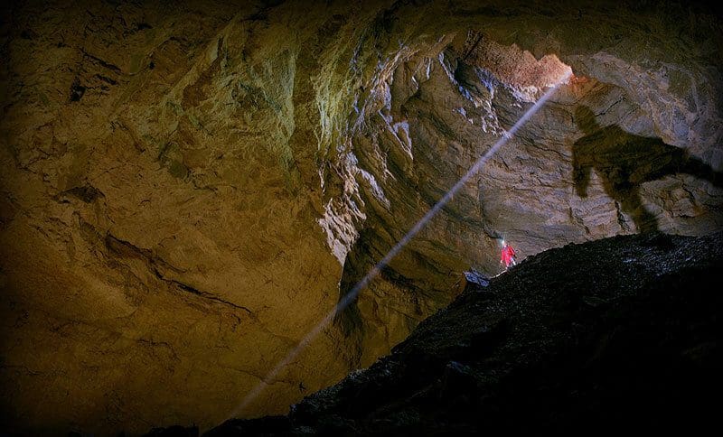 Höhlenforschung: Heiko Gärtner in einer großen Höhle
