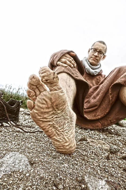 Nach einer 5 stündigen Sumpfdurchquerung sehen Franz Bujors Füße aus wie dei einer Wasserleiche