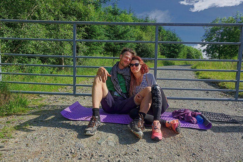 Romantisches Picknick auf einer Weltreise: Shania Tolinka und Heiko Gärtner
