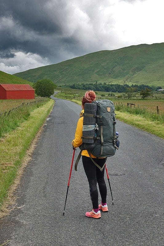 Shania pilgert mit einem Rucksack durch Italien