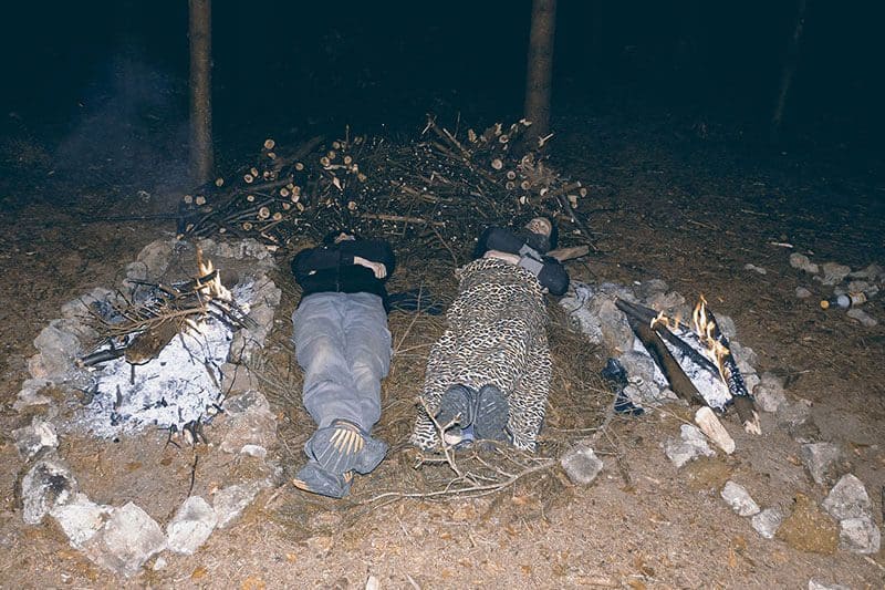 So kann ein Survival Übernachtungslager mit Feuer aussehen