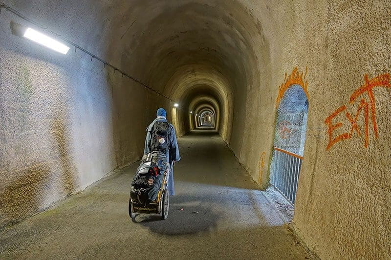 Tunneldurchwanderung: Franz Bujor wandert durch einen endlosen Tunnel