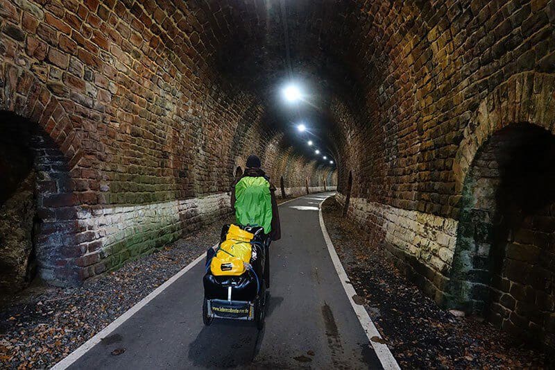 Wandermönch Franz Bujor auf dem Weg durch einen alten Bahntunnel