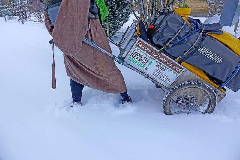Wandermönch Franz Bujor versinkt im Schnee