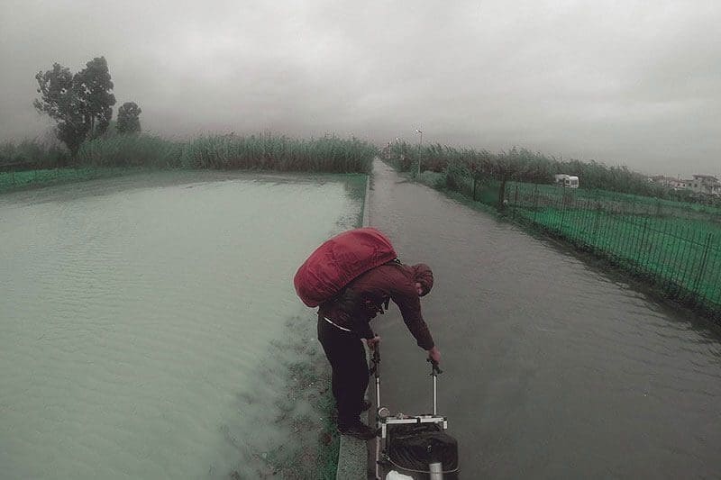 Weltreisejournal: Franz Bujor wandert bei starkem Regen auf überfluteten Straßen