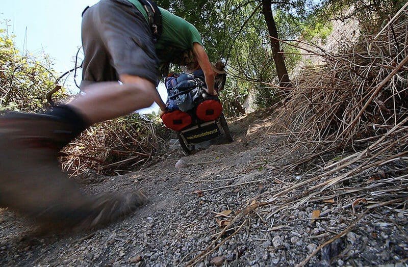 Extrem-Weltreise Heiko Gärtner beim Abstieg mit dem Pilgerwagen.