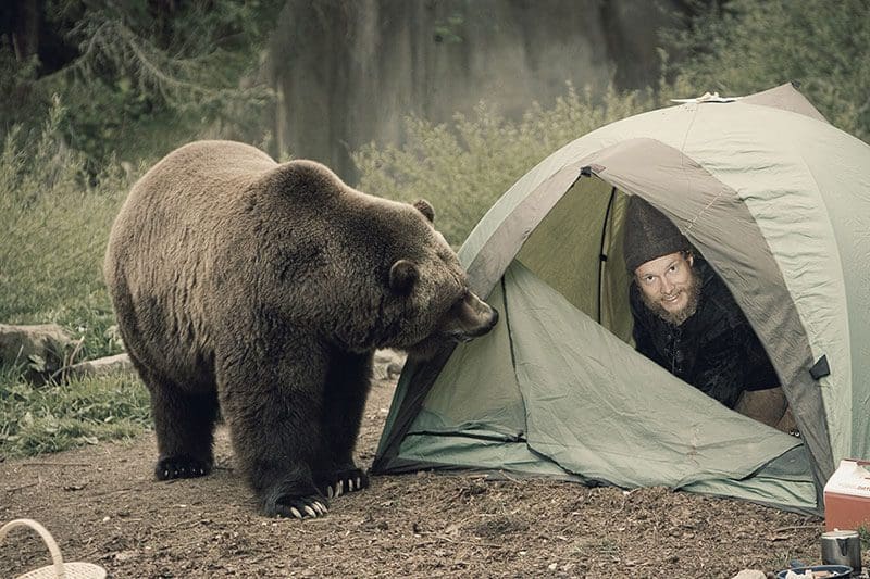 Heiko Gärtner mit einem Bären im Wildniscamp