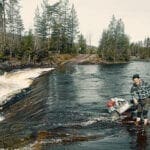 Hier überquert Heiko Gärtner einen Fluss in Schweden