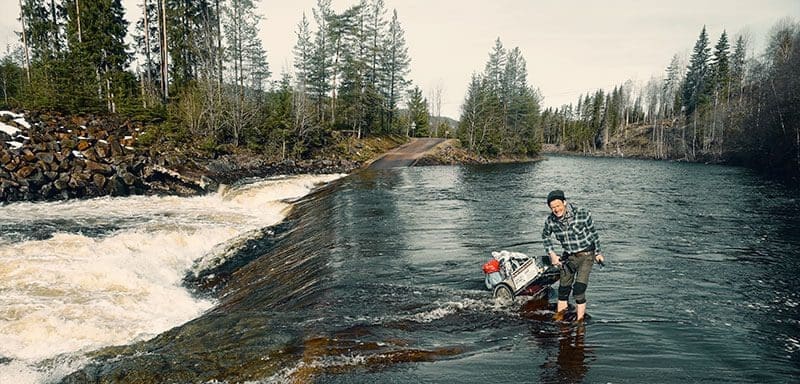 Hier überquert Heiko Gärtner einen Fluss in Schweden