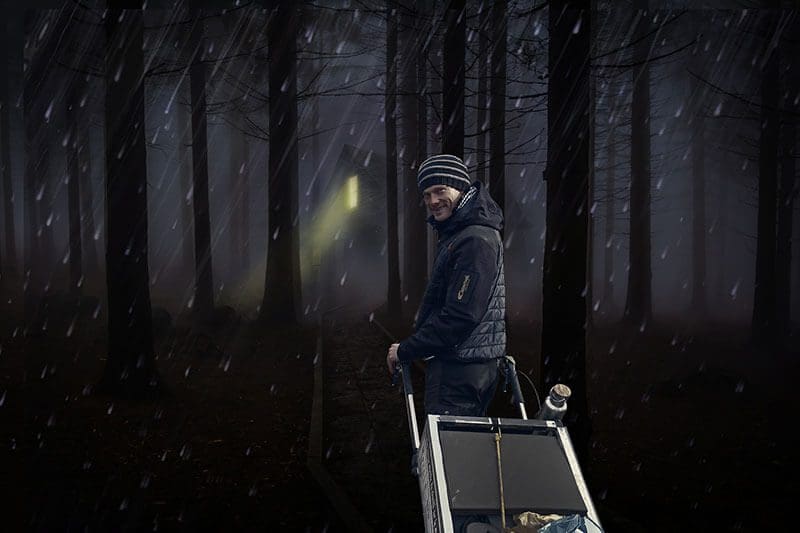 Heiko Gärtner bei einer Nachtwanderung im finsteren Wald
