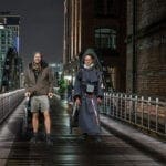 Weltreisende Heiko Gärtner und Franz Bujor auf einer Brücke in Hamburg