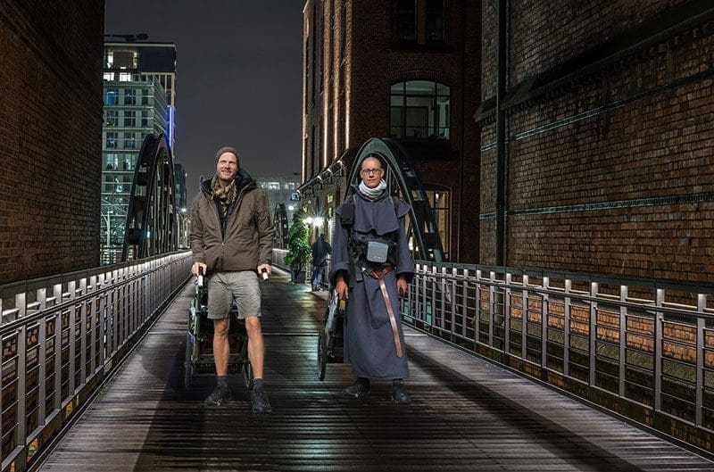 Weltreisende Heiko Gärtner und Franz Bujor auf einer Brücke in Hamburg