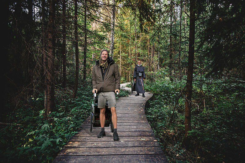 Weltreisende Heiko Gärtner und Franz Bujor bei der Wanderung im Wald