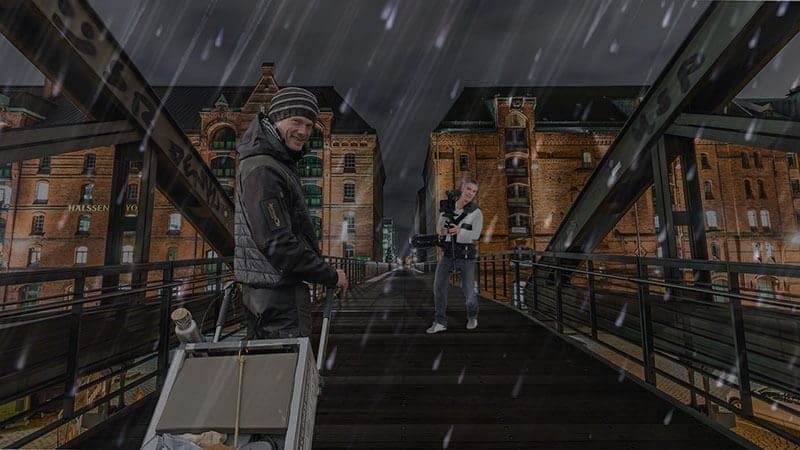 TV-Star Heiko Gärtner bei einem Dreh im strömenden Regen auf einer Brücke