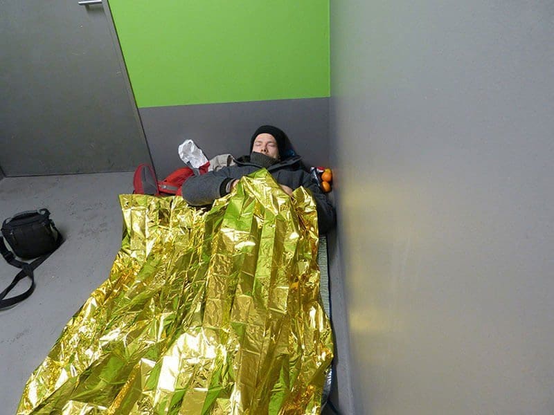 Obdachlosentour: Heiko Gärtner schläft in einer Parkgarage unter einer Rettungsdecke