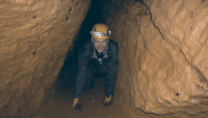 Heiko Gärnter erkundet eine Höhle