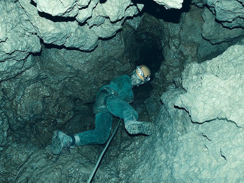 Höhlenretter Heiko Gärtner beim Abseilen in einer Höhle