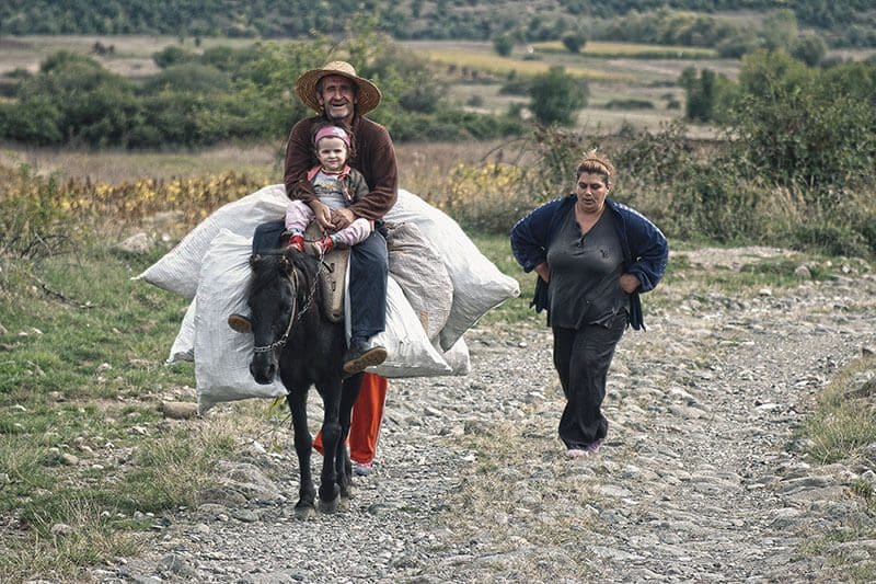 Familie mit Lastentier in Serbien