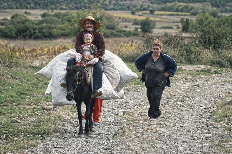 Serben mit ihrem Lastentier auf dem Heimweg