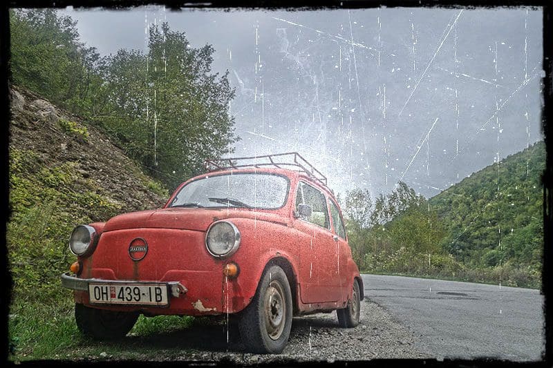 Ein alter, roter Mini am Straßenrand (Retro)