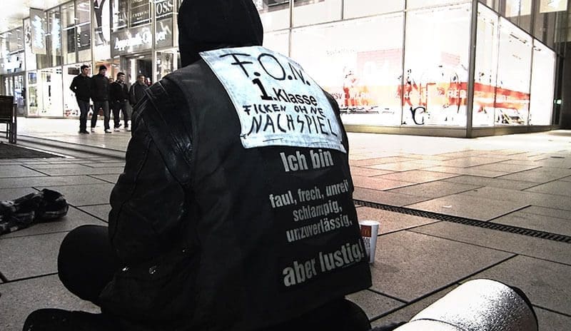 Punk in Frankfurt trägt eine Weste mit der Aufschrift: Ich bin faul, frech, unreif, schlampig, unzuverlässig, aber lustig!