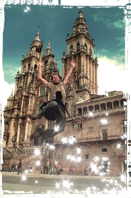 Heiko Gärtner beim Luftsprung vor der Kathedrale in Santiago de Compostela