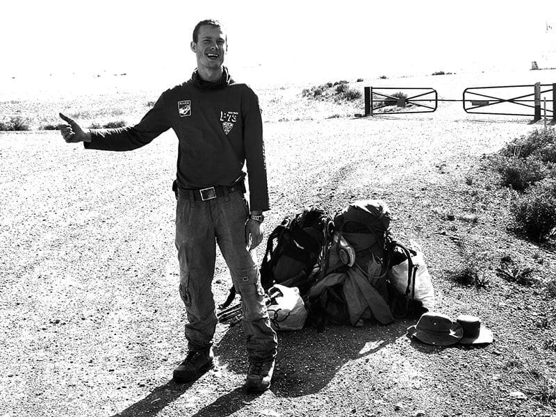 Heiko Gärtner beim Trampen in Kanada (Schwarz-Weiß-Foto)