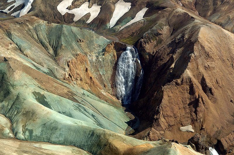 Wasserfall im Geothermalgebiet auf Island