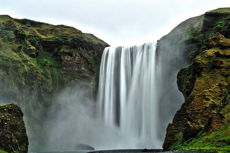 Wasserfall auf Island, weichgezeichnet durch Verlaufsfilter